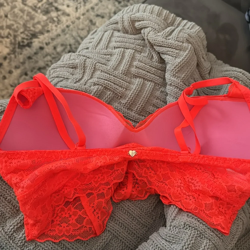 Victoria's Secret PINK Vibrant Orange Lace Push-up Bralatte